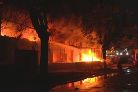 Incêndio de grandes proporções destrói lojas da Ceasa no Rio de Janeiro