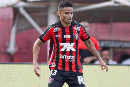 Vitória negocia pagar multa de R$ 1 milhão ao São Paulo para contar com Erick em partida decisiva