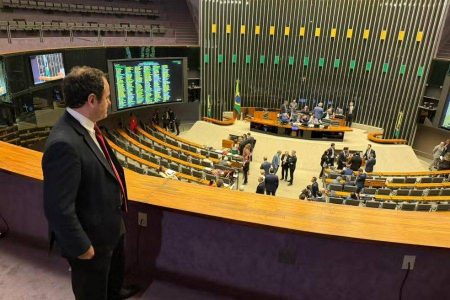 Câmara decide não cassar Glauber Braga e aplica suspensão de seis meses