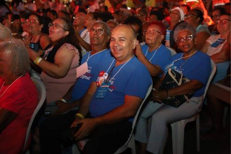 Emoção marca presença de 800 idosos levados pela Prefeitura para show de Roberto Carlos em Salvador