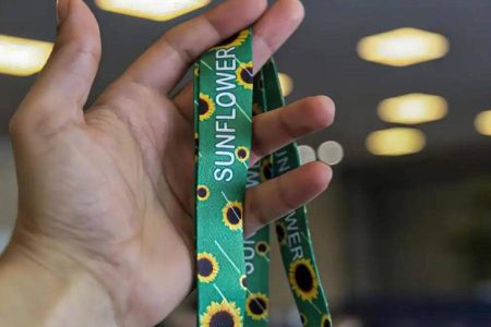 Lula veta projeto que previa distribuição de cordão com girassol pelo SUS