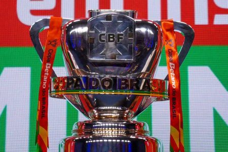 Vasco e Corinthians decidem o título da Copa do Brasil neste domingo (21)