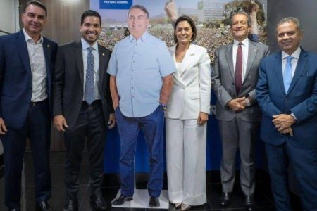 Michelle posa com aliados e Bolsonaro de papelão e diz que só “oração e união” pacificam o PL