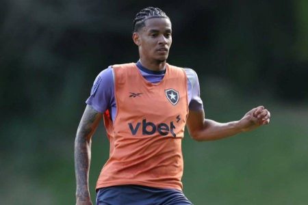 Vitória retoma conversas e volta a mirar contratação de volante do Botafogo