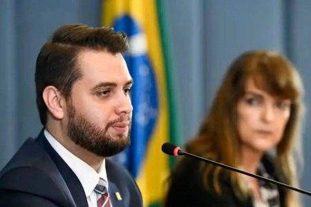 Moraes exige explicações de ex-assessor de Bolsonaro por possível violação da prisão domiciliar