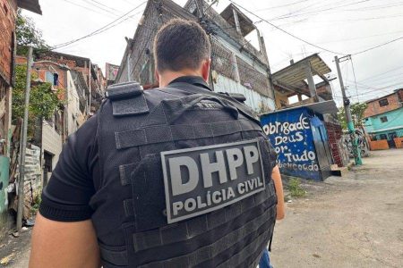 Polícia desarticula ponto de tráfico em Campinas de Pirajá durante operação contra homicídios
