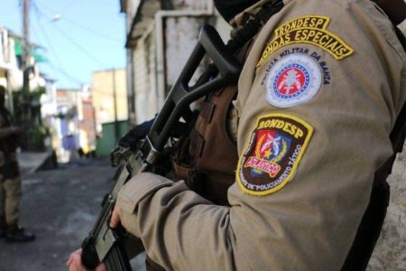 Troca de tiros com a PM termina com dois mortos e arsenal do tráfico apreendido em Dias d’Ávila