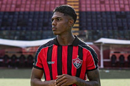 Vitória rescinde com cria da base e volante acerta com o CSA