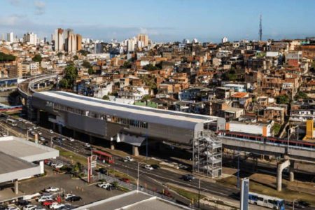 Homem é baleado em passarela e cai na Avenida Bonocô, em Salvador