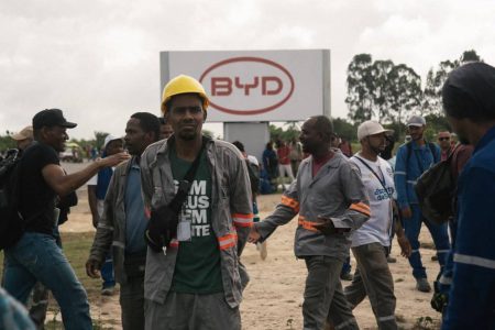 Trabalhadores da BYD em Camaçari entram greve por melhores condições de trabalho