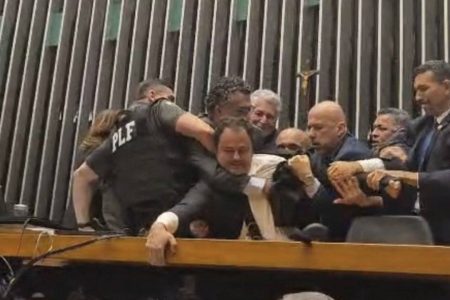 Glauber Braga é retirado à força da Mesa Diretora da Câmara dos Deputados
