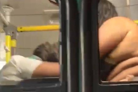 Passageira tem cabelo arrancado em briga com cobradora dentro de ônibus em Salvador
