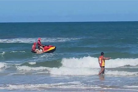 Homem desaparece no mar ao tentar salvar filho e sobrinho em praia de Ilhéus