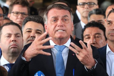 Exército inicia processo para retirar porte de arma de Bolsonaro e de generais condenados