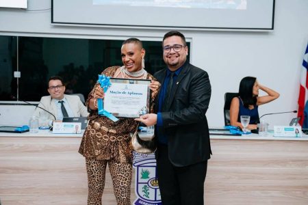 Ana Bafo de R*la, personagem de Ney Lima, recebe homenagem da Câmara de Serrinha