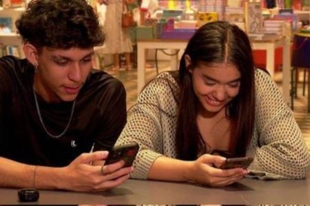Jovens se identificam mais com a direita, aponta pesquisa AtlasIntel; mulheres e mais velhos tendem à esquerda