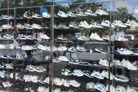 Polícia Civil interdita loja com R$ 2 milhões em produtos falsificados, antes da inauguração, em Feira de Santana
