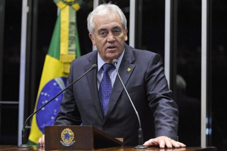 Otto Alencar recebe prêmio por atuação no Congresso Nacional
