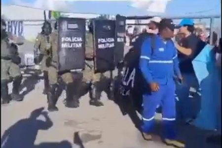 Protesto de trabalhadores da BYD termina em confusão com a PM em Camaçari