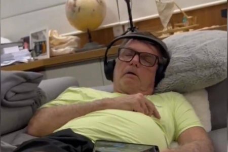 Carlos Bolsonaro publica vídeo do pai soluçando e alerta: “Risco imediato à sua vida”