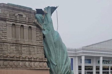 Estátua da Havan desaba durante temporal no Rio Grande do Sul