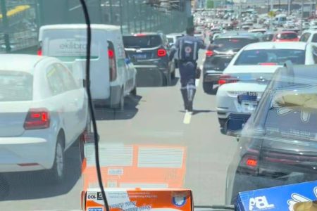 Médico do Samu desce de ambulância para liberar trânsito em Salvador
