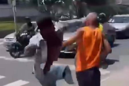 Com apenas uma perna, cadeirante se levanta e agride homem em Simões Filho