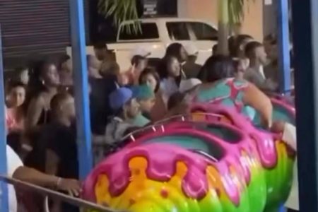 Brinquedo de parque de diversões tomba e assusta moradores de Alagoinhas