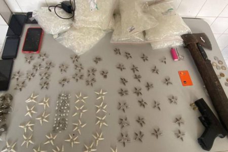 Dois homens são presos por tráfico de drogas após troca de tiros com a PM em Simões Filho