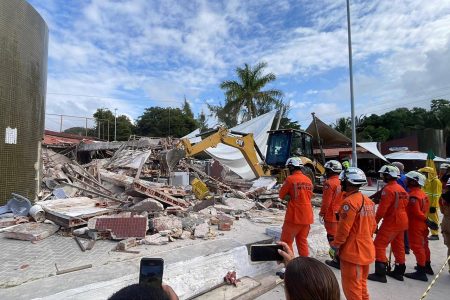 Explosão atinge complexo de barracas na orla de Madre de Deus