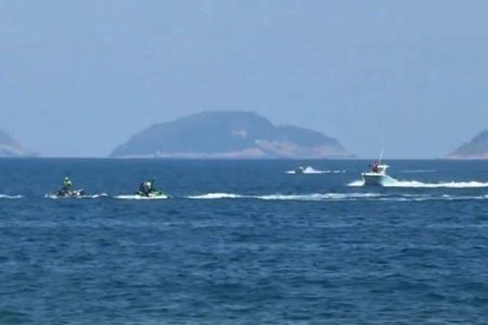 Corpo de piloto é encontrado após queda de ultraleve na orla de Copacabana