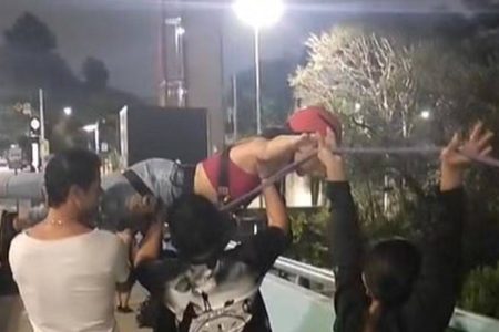 Confira o momento em que mulher bate a cabeça durante salto de bungee jump em SP