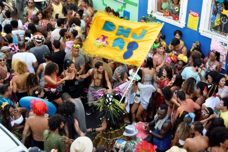 Bloco “De Hoje a Oito” celebra o samba-reggae em desfile no pré-Carnaval do Santo Antônio Além do Carmo