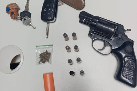 Arma de fogo e drogas são apreendidas durante ação em Camaçari