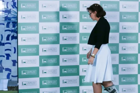 STF forma maioria para manter decisão de Moraes que retirou mandato de Carla Zambelli