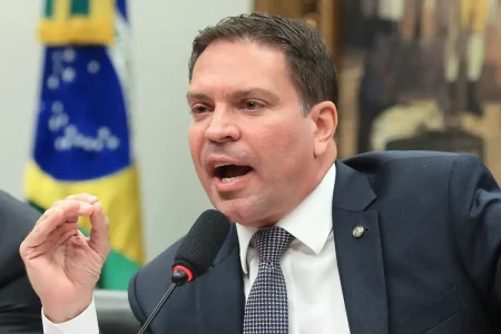 PF identifica novos empresários suspeitos de ajudar na fuga de Alexandre Ramagem para os EUA