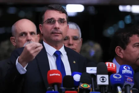 Flávio Bolsonaro critica SBT após visita de Lula: “Show de horrores”
