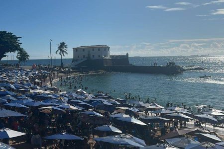 Lei acaba com “reserva” de cadeiras e sombreiros na areia do Porto da Barra