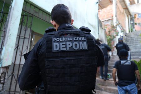 Homem é preso por suspeita de violência doméstica contra companheira e bebê em Monte Gordo
