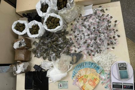 Troca de tiros termina com apreensão de mais de mil porções de drogas em Lauro de Freitas