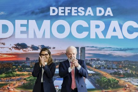 “Não aceitaremos ditaduras civil e militar”, diz Lula em ato sobre ataques golpistas