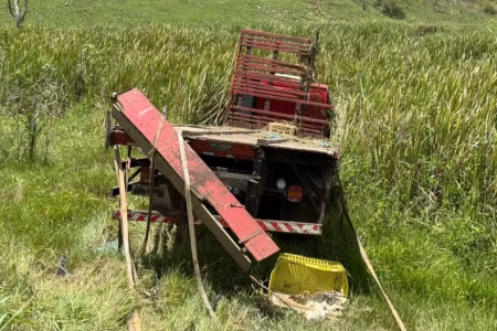 Motorista morre após caminhão carregado de frangos tombar em Santo Antônio de Jesus