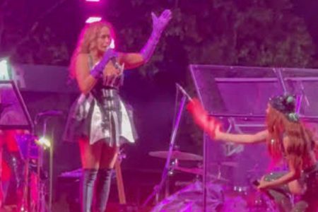 “Macumba deu certo”: Anitta ironiza previsão de chuva em ensaio no Rio