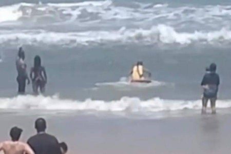 Banhista é resgatado após se afogar em praia com bandeira vermelha em Ilhéus