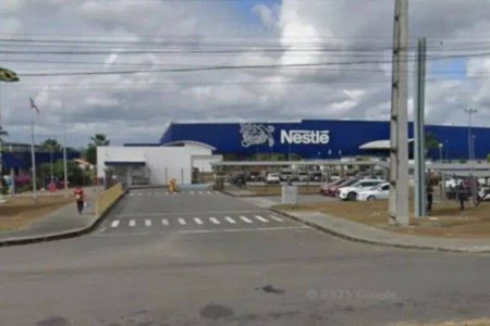Homem morre atropelado por carreta na unidade da Nestlé em Feira de Santana
