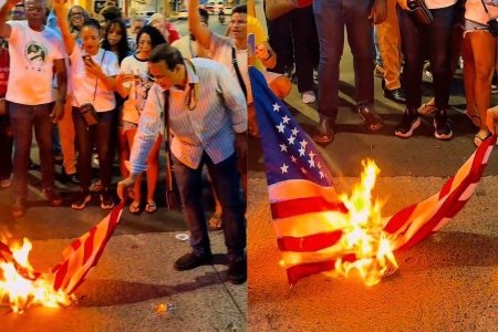 Hilton Coelho queima bandeira dos EUA em protesto por ação contra Maduro