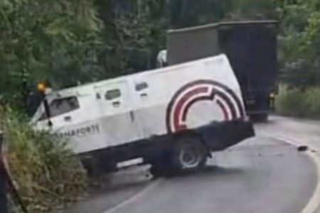 Colisão entre carro-forte e automóvel deixa três mortos no sul da Bahia