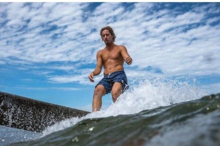 A caminho de torneio internacional, surfista brasileiro morre em colisão de moto