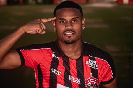 Vitória anuncia a contratação do lateral-direito Nathan Mendes por empréstimo
