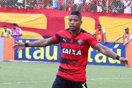 Vitória oficializa proposta por Marinho e tenta repatriar atacante